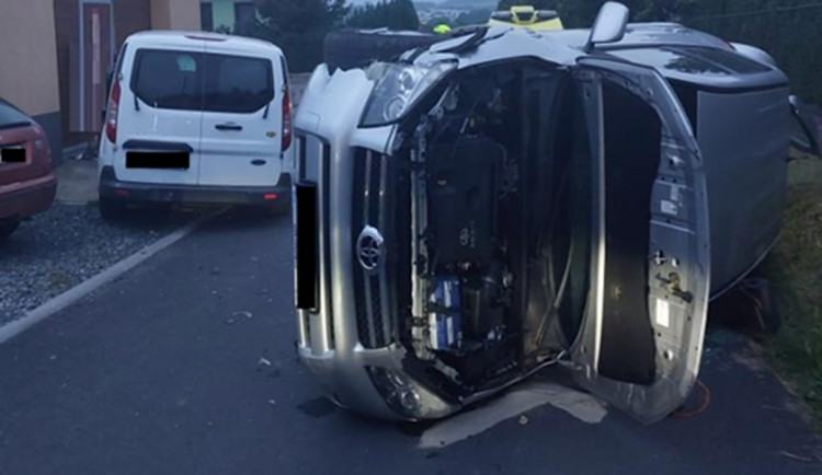 Jednapadesátiletá řidička převrátila auto na bok. Dechovou zkoušku odmítla. Foto: Se svolením Policie ČR