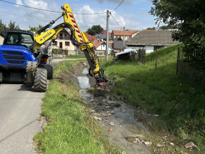 Kamenicí se prohnala blesková povodeň, těžká technika nyní upravuje potok