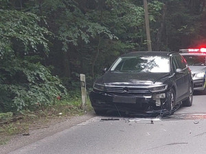 Mladík na motorce dostal smyk a srazil se s autem. Musel pro něj vrtulník