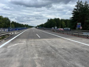 Omezení na D1 směr Brno u Jihlavy v pondělí skončí, dělníci se přesunou pod most