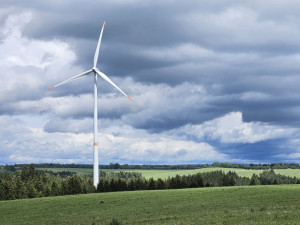 Jaké mýty se šíří o větrných elektrárnách a co přináší místním?