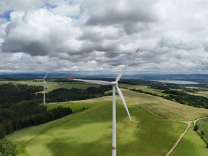 Jaké mýty se šíří o větrných elektrárnách a co přináší místním?