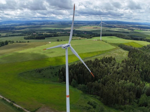 Jaké mýty se šíří o větrných elektrárnách a co přináší místním?