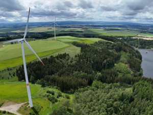 Jaké mýty se šíří o větrných elektrárnách a co přináší místním?