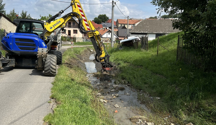 Kamenicí se prohnala blesková povodeň, těžká technika nyní upravuje potok. Foto: Se svolením Povodí Moravy