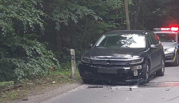 Mladík na motorce dostal smyk a srazil se s autem. Musel pro něj vrtulník. Foto: Se svolením Policie ČR