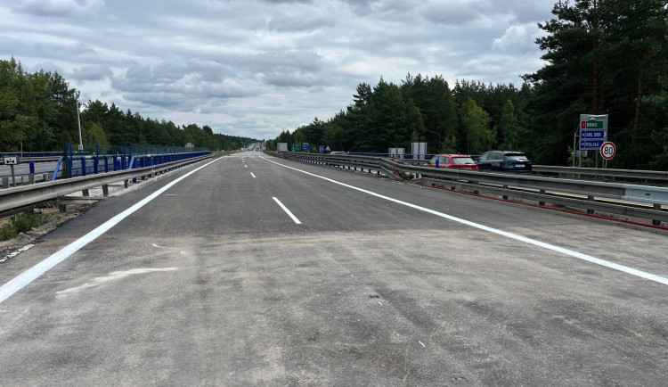 Omezení na D1 směr Brno u Jihlavy v pondělí skončí, dělníci se přesunou pod most. Foto: Se svolením ŘSD