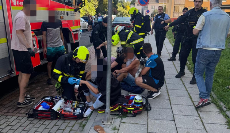 Panelák v plamenech. V Opavě hořelo, záchranáři ošetřili devět lidí