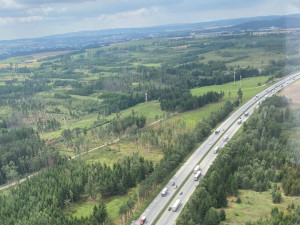 Kontrola z oblak. Policisté dohlíželi na počínání řidičů na dálnici z vrtulníku
