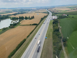 Kontrola z oblak. Policisté dohlíželi na počínání řidičů na dálnici z vrtulníku