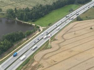 Kontrola z oblak. Policisté dohlíželi na počínání řidičů na dálnici z vrtulníku