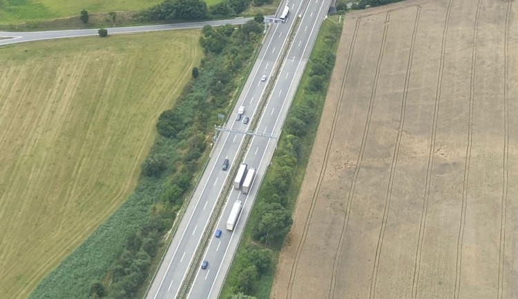 Kontrola z oblak. Policisté dohlíželi na počínání řidičů na dálnici z vrtulníku. Foto: Se svolením Policie ČR