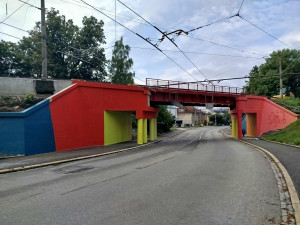 ANKETA: Železniční most v Jihlavě hraje všemi barvami, lidé nechápou cirkus
