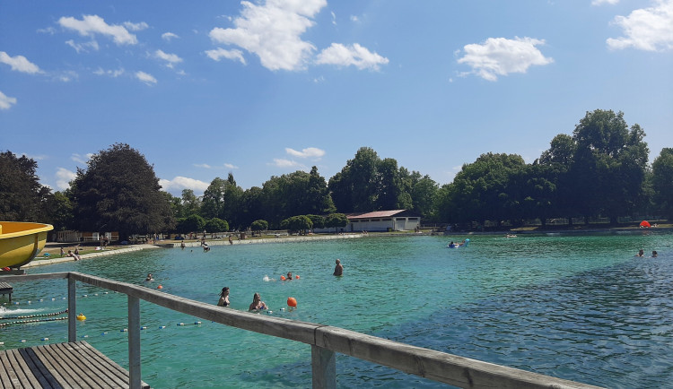 Chladné počasí rapidně srazilo návštěvnost koupališť, třicítky se ale brzy vrátí