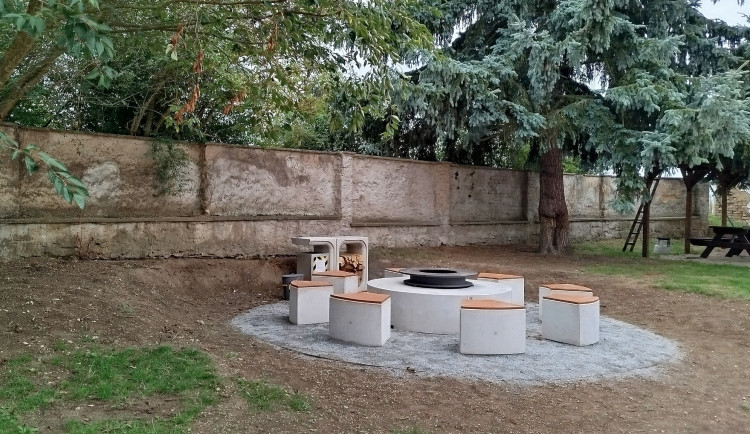 Lidem slouží nové veřejné ohniště, město také aktualizovalo mapu, kde najít další