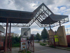 Foto: Burgrárna je minulostí a část parkoviště je obsazená. U nemocnice se staví