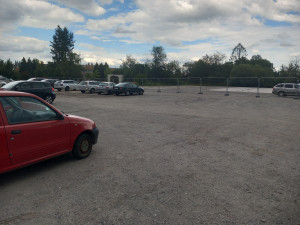 Foto: Burgrárna je minulostí a část parkoviště je obsazená. U nemocnice se staví