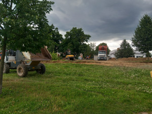 Foto: Burgrárna je minulostí a část parkoviště je obsazená. U nemocnice se staví