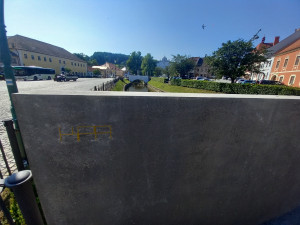 Foto: Nová lávka v Brtnici spojuje dva břehy i generace. Lidé luštili její šifru