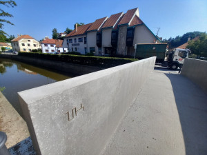 Foto: Nová lávka v Brtnici spojuje dva břehy i generace. Lidé luštili její šifru