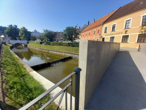 Foto: Nová lávka v Brtnici spojuje dva břehy i generace. Lidé luštili její šifru