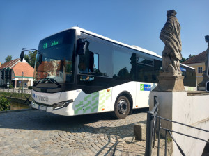 Foto: Nová lávka v Brtnici spojuje dva břehy i generace. Lidé luštili její šifru