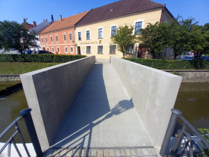 Foto: Nová lávka v Brtnici spojuje dva břehy i generace. Lidé luštili její šifru