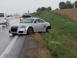 Řidič u Velkého Beranova nezvládl průjezd zatáčkou a naboural další dvě auta