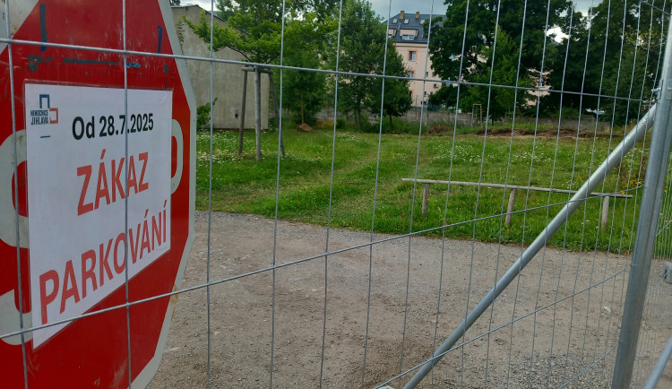 Foto: Burgrárna je minulostí a část parkoviště je obsazená. U nemocnice se staví