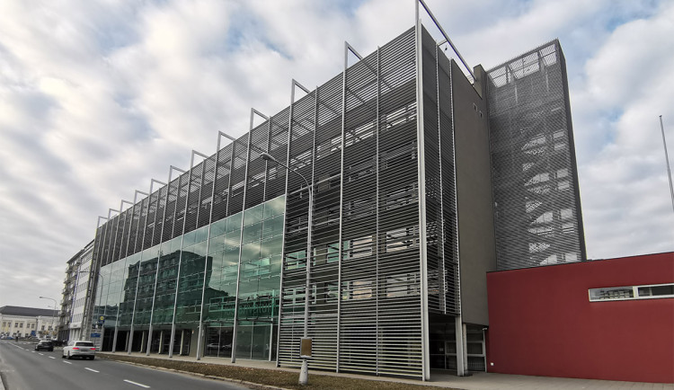 Bezdomovce bodl do krku a zapálil matraci. Soud za vraždu v Přerově potvrdil dvanáct a půl roku vězení