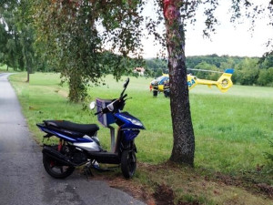 Na Jihlavsku boural šestnáctiletý motorkář, dostal smyk. Letěl pro něj vrtulník