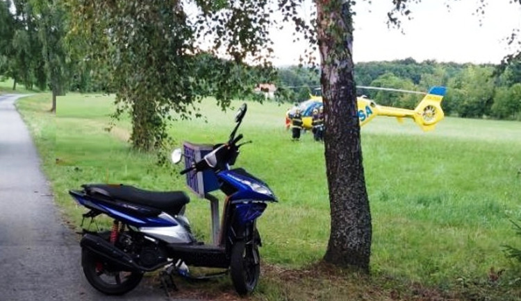 Na Jihlavsku boural šestnáctiletý motorkář, dostal smyk. Letěl pro něj vrtulník 
