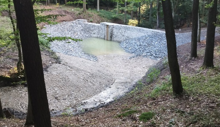 Opravená lesní nádrž v rezervaci Zábělá pomůže napájet tůně v chráněném území