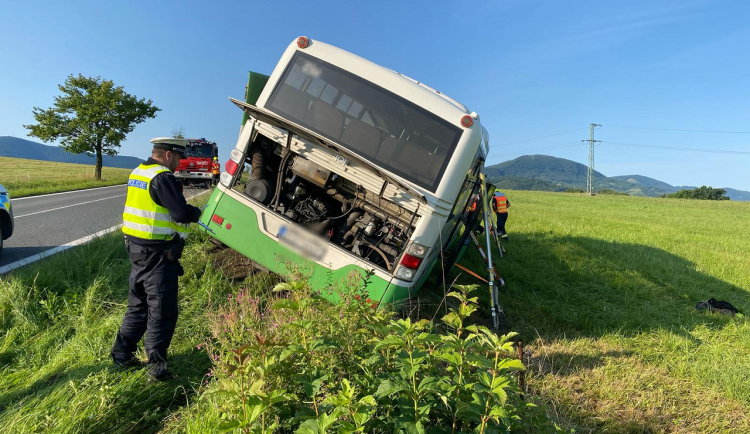 Autobus sjel ze silnice kvůli indispozici řidiče, cestující vyvázli bez zranění