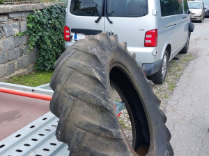 Nuda o prázdninách. Mladíci pustili z kopce pneumatiky, jedna poškodila auto