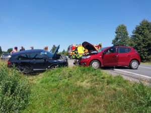Aktuálně: Silnici u Karlova zablokovala nehoda dvou aut, pět lidí se zranilo