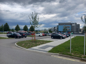 Parkování v Jihlavě XIV: Za nemocnicí je míst nedostatek, staví se parkovací dům