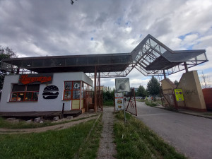 Parkování v Jihlavě XIV: Za nemocnicí je míst nedostatek, staví se parkovací dům