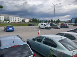 Parkování v Jihlavě XIV: Za nemocnicí je míst nedostatek, staví se parkovací dům