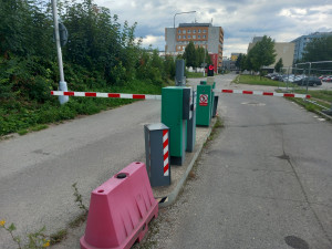 Parkování v Jihlavě XIV: Za nemocnicí je míst nedostatek, staví se parkovací dům