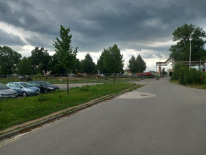 Parkování v Jihlavě XIV: Za nemocnicí je míst nedostatek, staví se parkovací dům