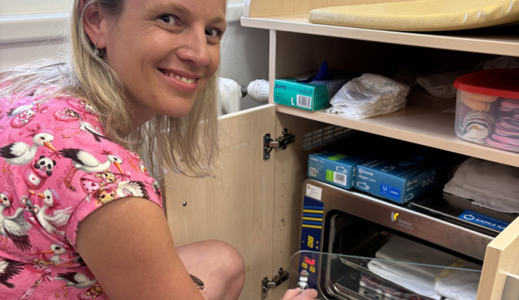 Porodnice v Jihlavě má nové pomocníky pro miminka. Ohřívačky na deky a na mléko