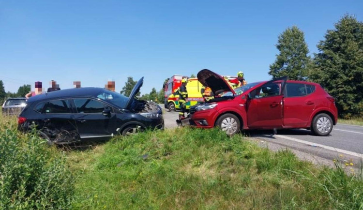 Aktuálně: Silnici u Karlova zablokovala nehoda dvou aut, čtyři lidé se zranili