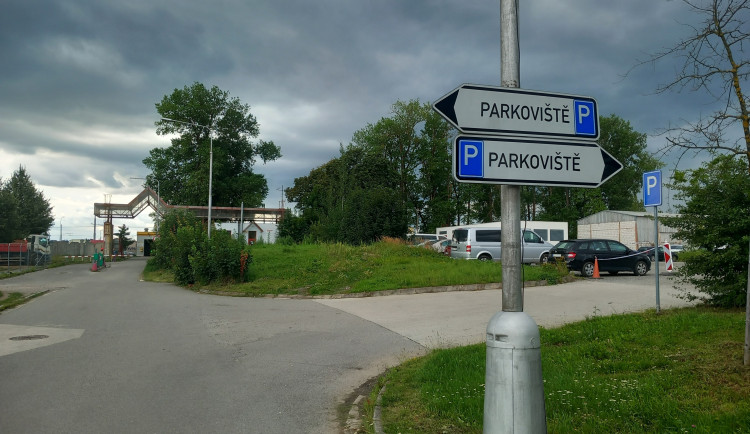 Parkování v Jihlavě XIV: Za nemocnicí je míst nedostatek, staví se parkovací dům