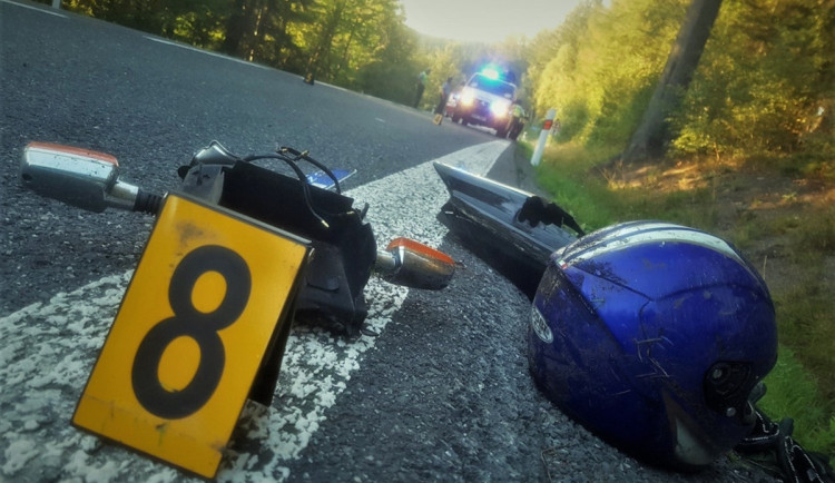 Motorkář zemřel při snaze předjet osobák a autobus