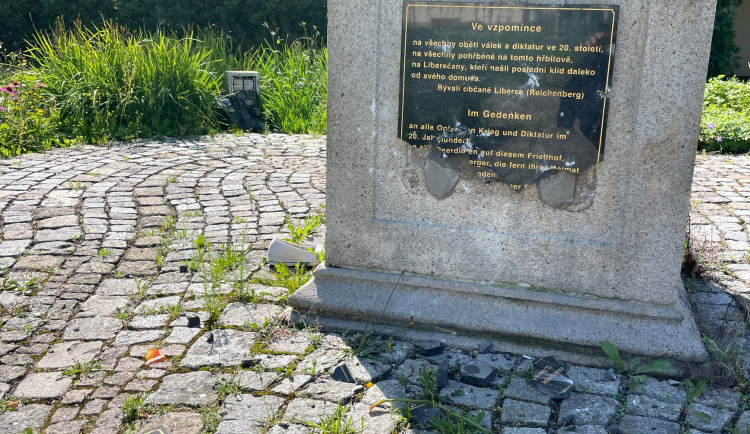 Vandalové řádili v Zahradě vzpomínek. Poničili několik soch a pomníků
