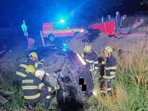Noční nehoda v Heleníně. Senior za volantem se plně nevěnoval řízení