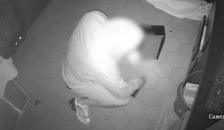 VIDEO: Dvojice se vloupala do restaurace v Brně. Nepomohla jim ani snaha zakrýt stopy