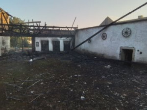 Patnáct lidí v Milíčově uteklo před plameny. V noci tam hořel dům a stodola