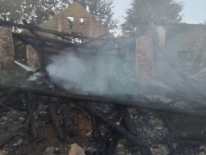 Patnáct lidí v Milíčově uteklo před plameny. V noci tam hořel dům a stodola